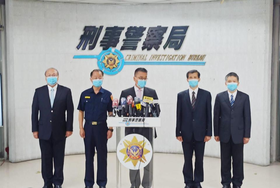 內政部長徐國勇與警政署長黃明昭，27日赴刑事警察局視察掃黑成果。(警政署刑事局提供)