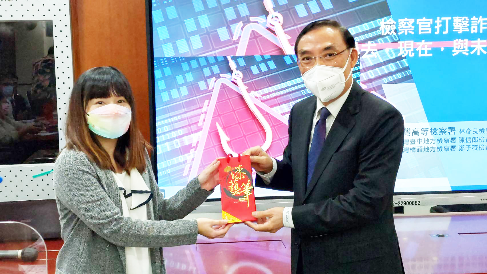 詐騙案件大幅增加，第三方支付平台也淪為工具，橋頭地檢署檢察官鄭子薇(左)說明查獲案件及防制策略，法務部長蔡清祥(右)特地肯定檢察官們的努力。(歐陽夢萍 攝)