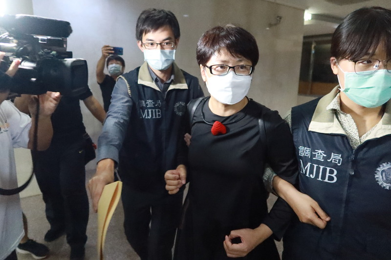 前台北市勞動局長陳信瑜（右2）涉嫌詐領特別費以及洩漏鏡電視勞檢資料遭起訴。 (資料照片/中央社)