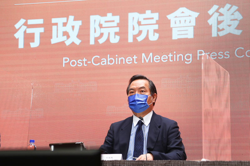 行政院院會後記者會28日在新聞中心舉行，由發言人羅秉成（圖）主持，並回應媒體提問。 (圖：中央社)