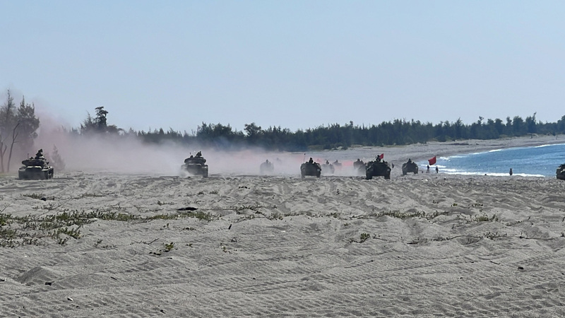 圖為漢光演習在台東知本海邊模擬敵軍登陸海灘，第二作戰區戰車和運輸車快速打擊，阻斷敵軍登陸台東。(資料照片/CNA)
