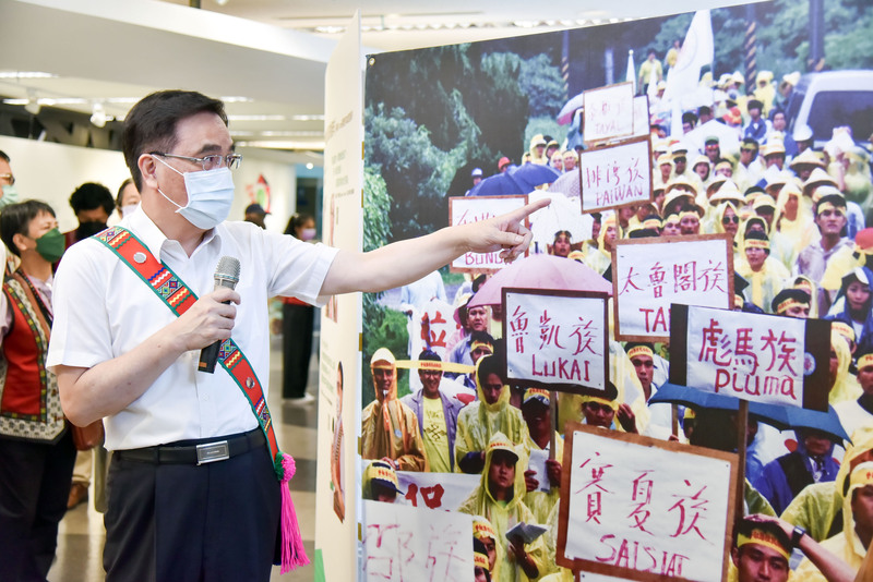 原民會28日辦理「原住民族權利入憲到實踐」特展開展活動，由主委夷將．拔路兒（前左）邀請過去參與原運抗爭者共同出席導覽。(圖：中央社)