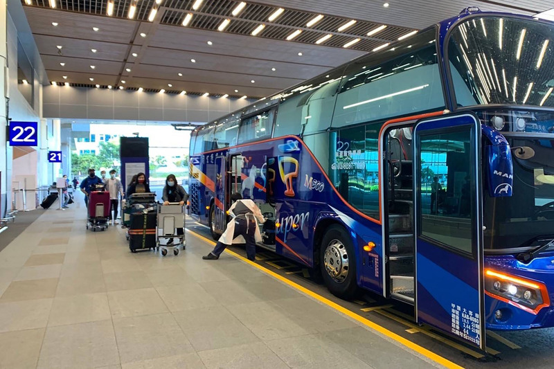 桃園國際機場公司28日表示，8月1日起桃機防疫巴士免費開放入境旅客搭乘，在每天尖峰時段採固定每小時發車，並在滿載時機動加開班次，同時也新增雙北路線，歡迎旅客搭配親友自駕使用。(桃園國際機場公司提供) (圖：中央社)
