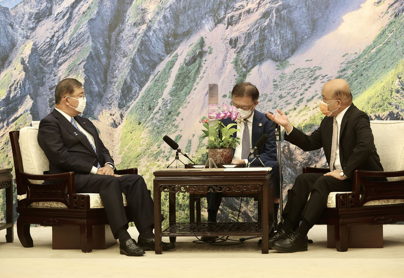 行政院長蘇貞昌(右)28日下午在行政院接見「思考日本安全保障議員之會」訪問團等一行，與前日本防衛大臣石破茂(左)互動交流，歡迎他們來訪台灣。 (圖：中央社)