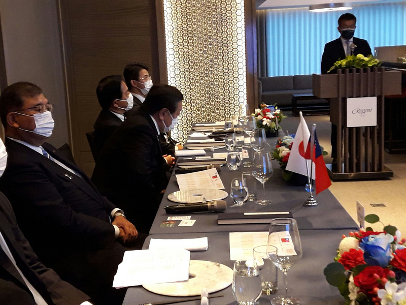 立法院副院長蔡其昌(右)28日晚間宴請「思考日本安全保障議員之會」訪台團共同團長日本前防衛大臣石破茂(左)眾議員一行。 (圖：中央社)