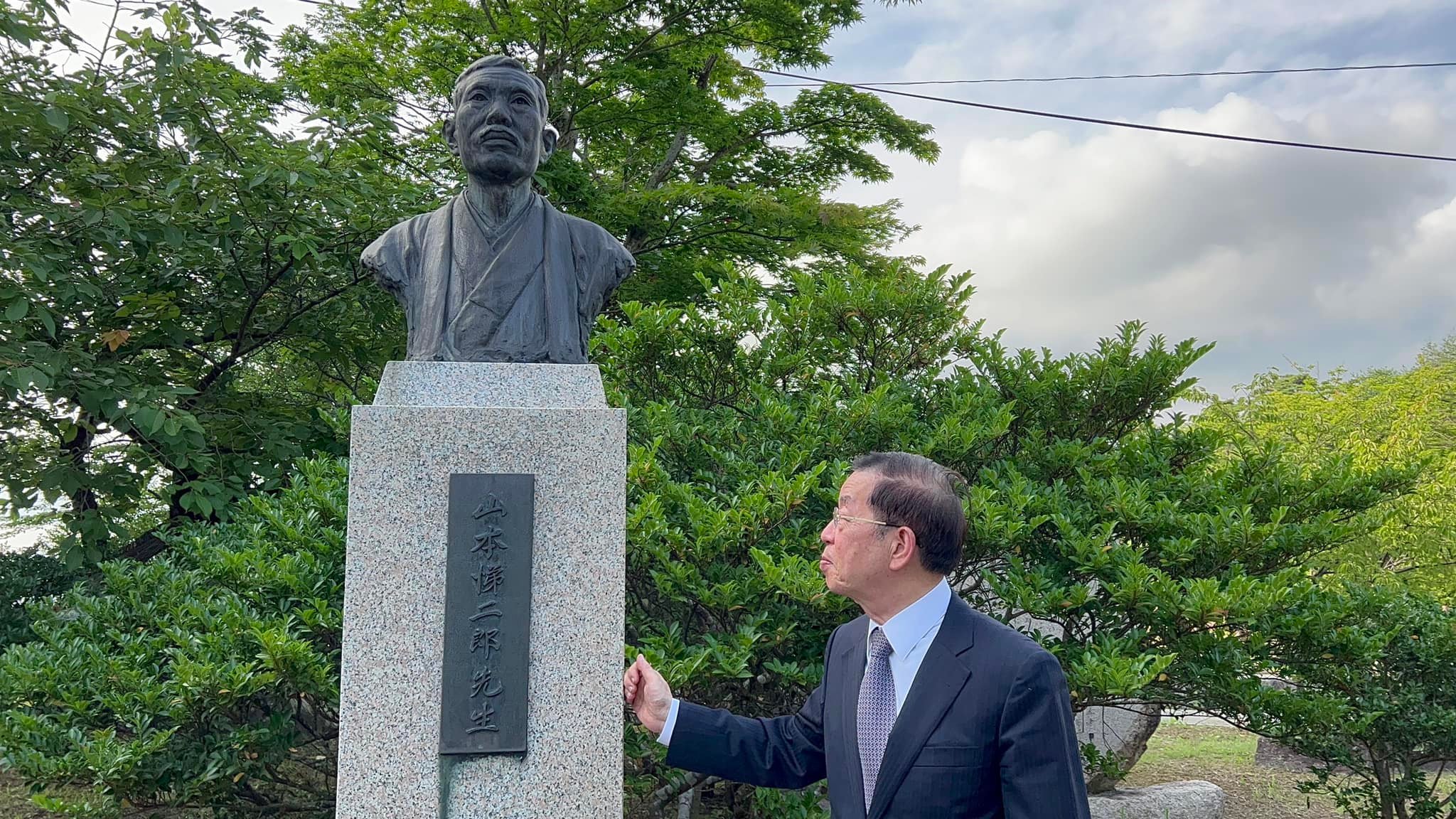 駐日代表處代表謝長廷促成藝術家黃土水作品「山本悌二郎銅像」將於今秋送回台，在前往佐渡市簽署備忘錄後，謝長廷駐足在銅像前。(圖:謝長廷臉書)