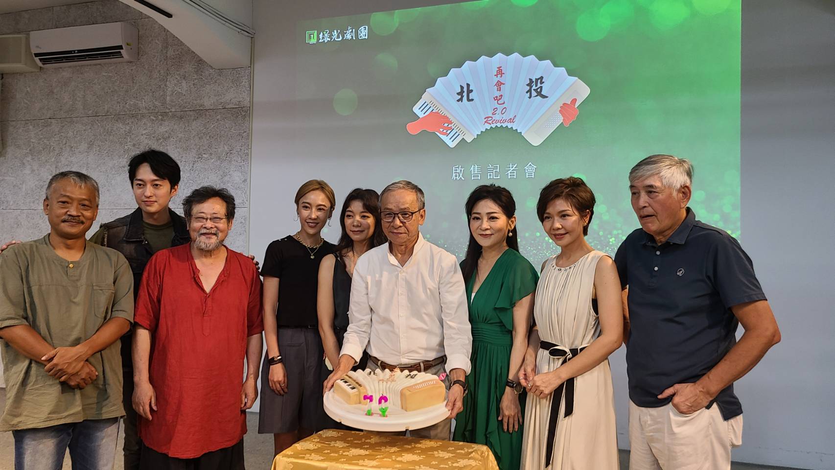 綠光劇團宣布《再會吧 北投》宣佈重啟巡演，宣告記者會上也順便為編劇吳念真(中)慶祝70歲大壽生日。(江昭倫 攝)