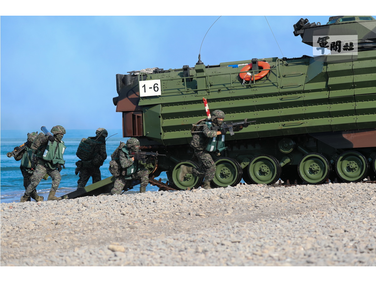 漢光38號實兵演習28日在在屏東加祿堂海灘由海軍陸戰隊陸戰99旅執行聯合登陸作戰操演演 (軍聞社提供)