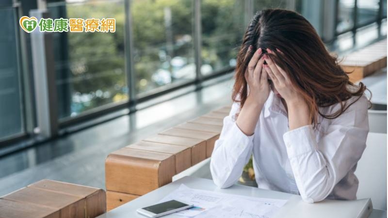 在COVID-19疫情之下，有高達27.3%的一般民眾出現焦慮症狀，而有21.4%出現臨床上顯著憂鬱症狀。(圖：健康醫療網 提供)