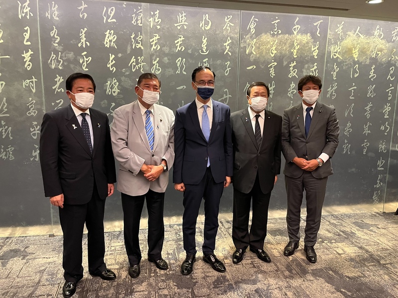 國民黨主席朱立倫（中）29日晚間宴請「思考日本安全保障議員之會」訪台團，雙方就台日安全、印太安全等議題進行意見交流。（國民黨提供） (圖：中央社)