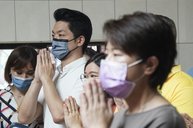 台北市副市長黃珊珊（右）、國民黨台北市長參選人蔣萬安（左2）30日上午到北投區公正橋福德宮出席2022北投割稻趣活動，祈求活動圓滿順利。 (圖：中央社)