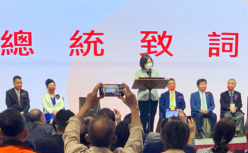 蔡英文總統30日出席中華都市更新全國總會第3、4屆理事長交接暨理監事授證典禮並致詞。(圖：中央社)