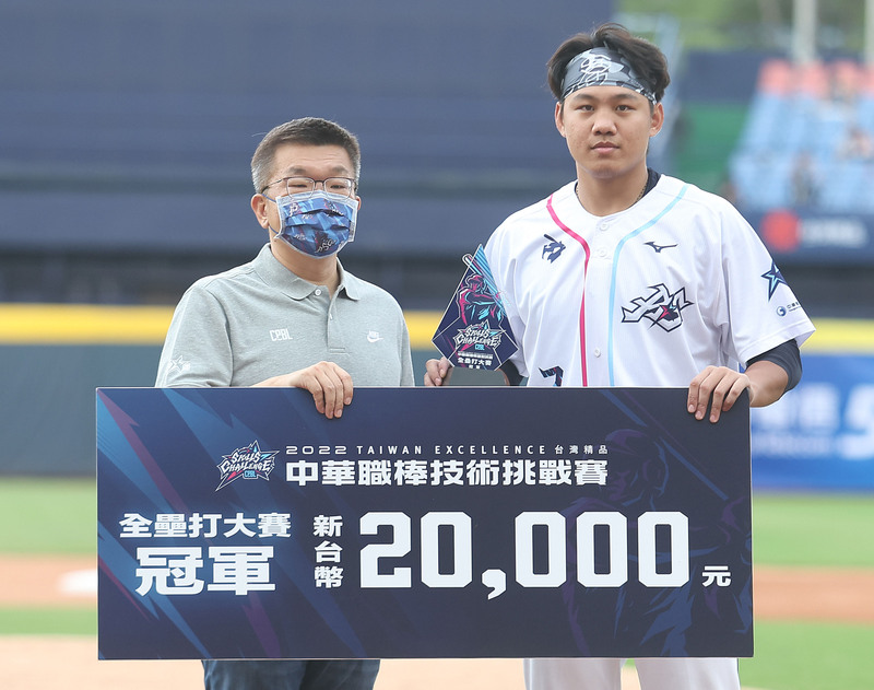 2022中華職棒明星對抗賽全壘打大賽最終結果出爐，遞補參賽的林子豪(右)決賽共敲出9轟，以20歲寫下最年輕奪冠紀錄，賽後由中職會長蔡其昌(左)頒獎。(圖：中央社)