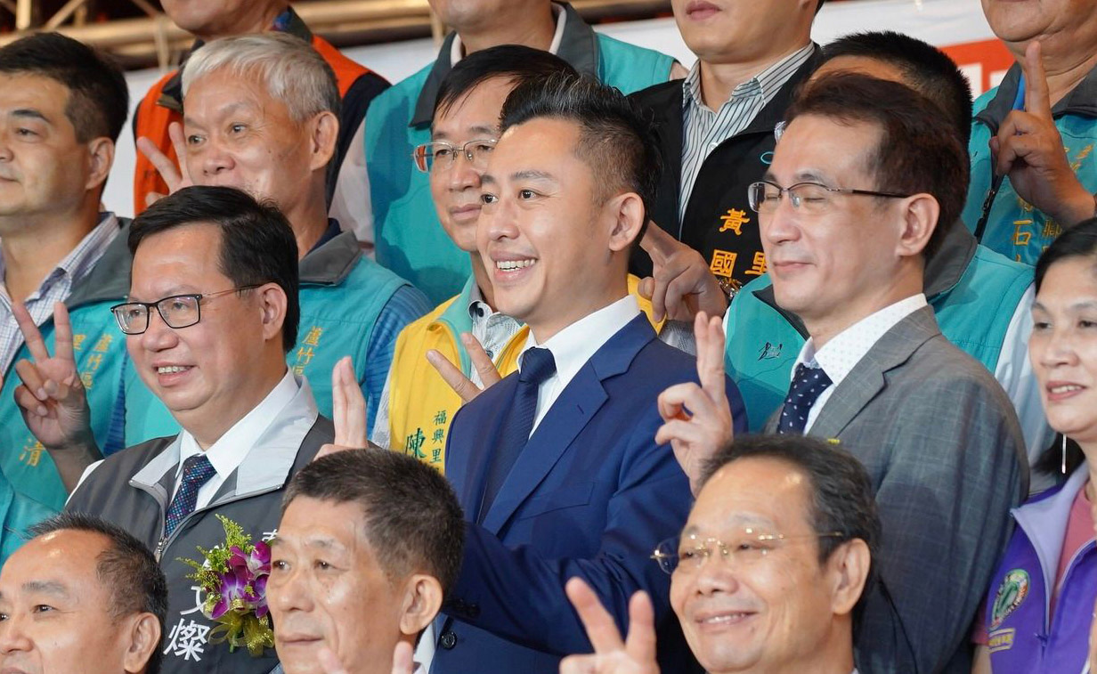 民進黨桃園市長參選人林智堅(中)31日出席新屋區模範父親表揚活動。(翻攝自林智堅臉書)