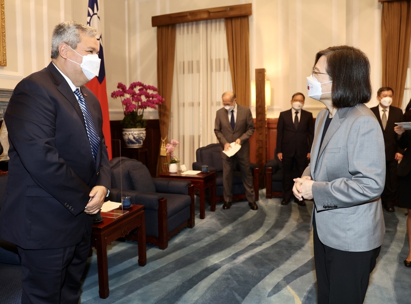 中美洲銀行（CABEI）總裁丹堤摩西（Dante Mossi）（左）率團來台訪問，總統蔡英文（右）1日在總統府接見訪問團，對訪問團表達誠摯歡迎。 (圖：中央社)