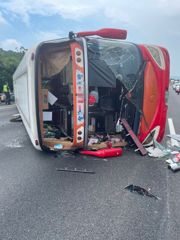 國道3號南下大溪段1日中午發生客運翻覆事故，車體橫躺占據3個車道，車上共19名乘客及1名司機，初步了解15人受傷送醫，事故造成南下車道大塞車。(圖：中央社)