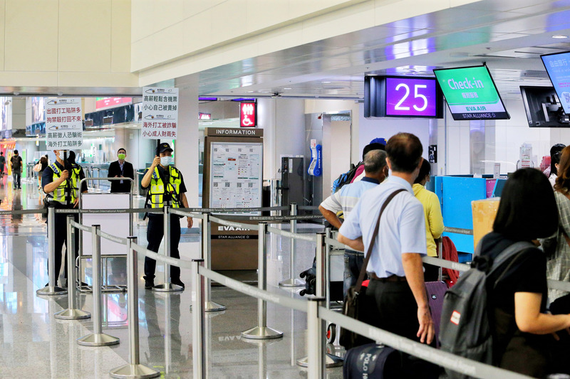 台灣近日發生多起民眾赴柬埔寨、緬甸工作遭詐騙情事，警政署長黃明昭特別指示航警局與刑事局，在桃園國際機場執行關懷與攔阻勤務。(圖：中央社)
