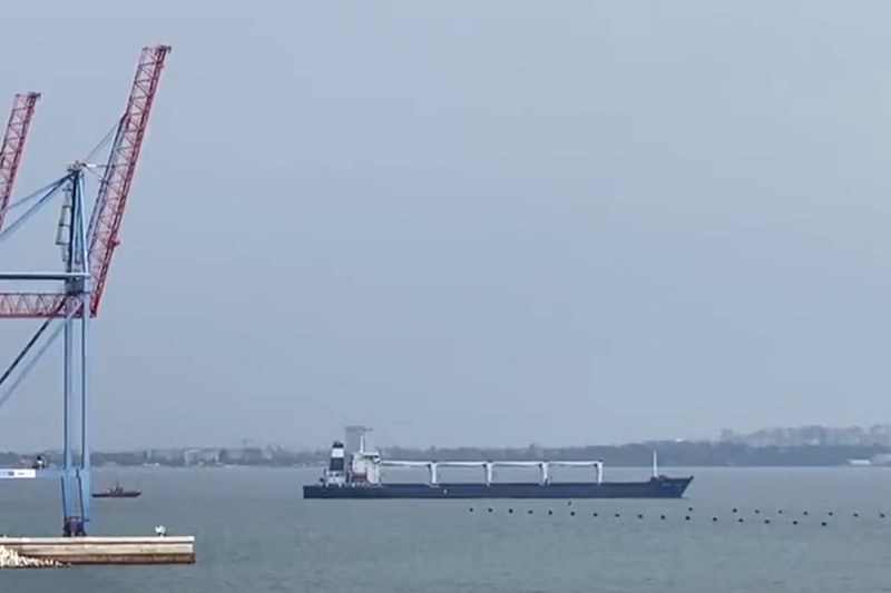 烏俄開戰後，第一批烏克蘭穀物已由Razoni號於1日載離黑海港口敖德薩港。(圖擷自推特)