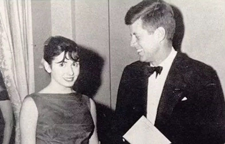 裴洛西20歲時，1961年1月21日，參加甘迺迪總統(John F. Kennedy)就職舞會。(Nancy Pelosi 臉書)