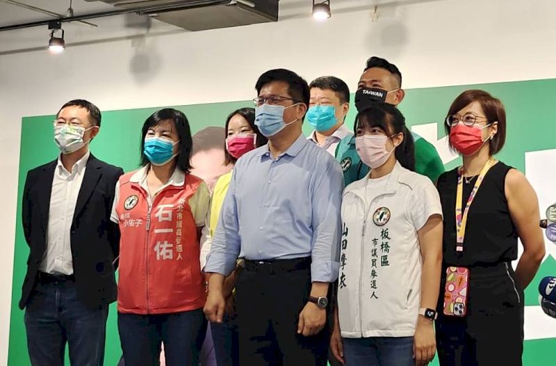 民進黨新北市長參選人林佳龍正式進駐位於板橋的競選總部，宣告新北市長選舉正規戰正式開打。(王韋婷攝)