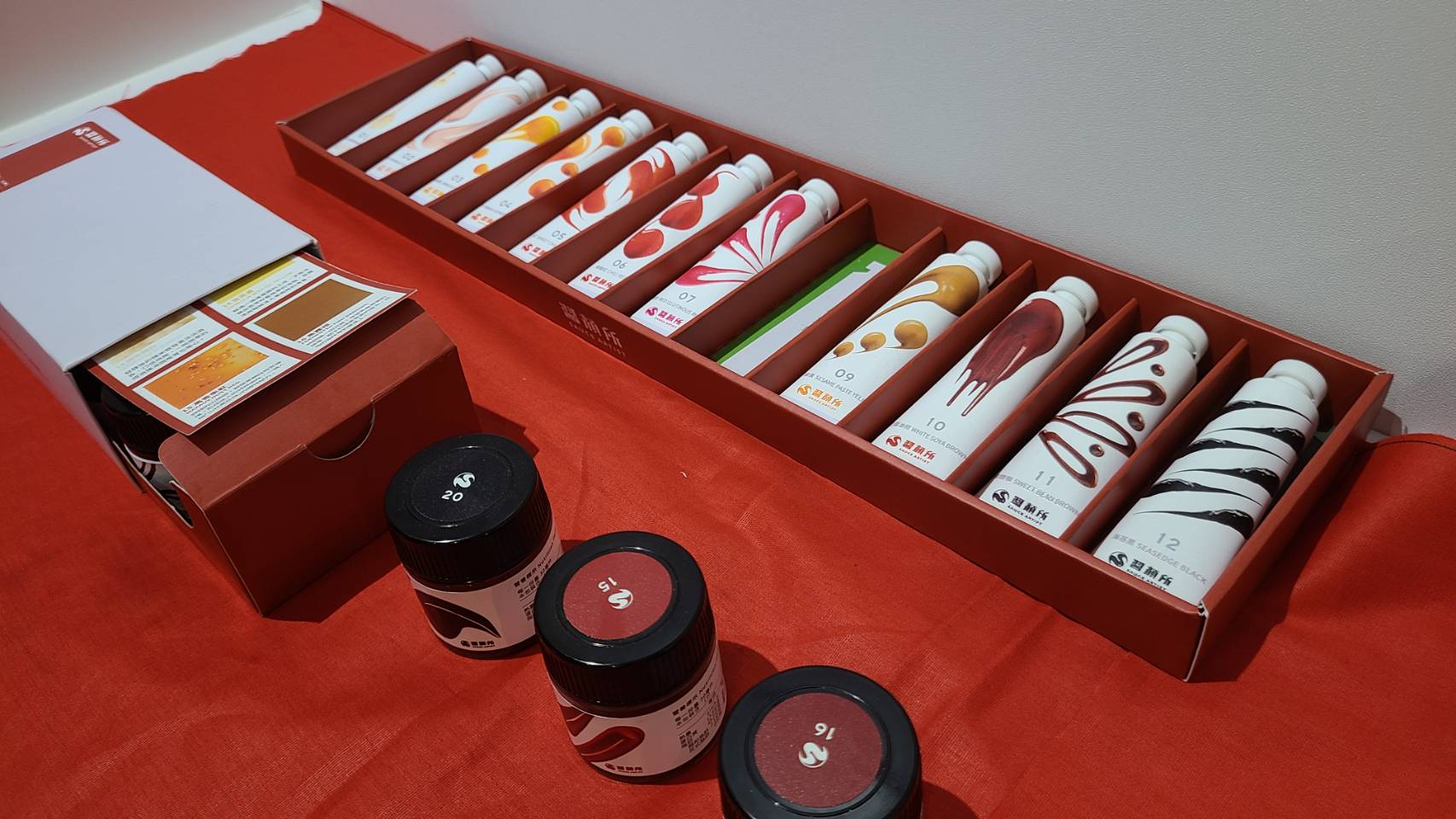 「2022新一代特調展」展出台灣新一代設計創意，如用繪畫顏料包裝調味醬，就相當可愛。(江昭倫 攝)