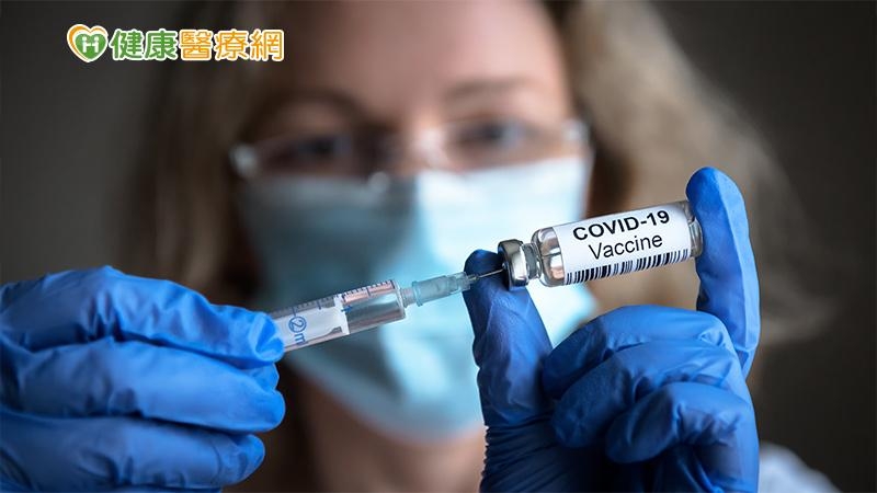 面對逐漸鬆綁的防疫措施，許多人迫不及待邊境開放的那天到來，因此，對於第四劑疫苗何時能施打也相當專注，知名耳鼻喉科診所張益豪醫師整理出診間最常被問的三大問題，一目了然讓你馬上懂！(圖：健康醫療網 提供)