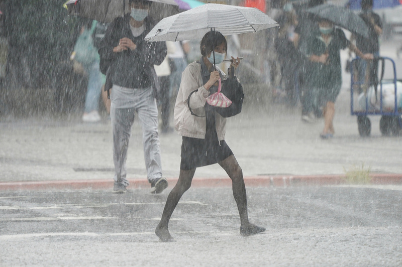 氣象局針對北投、士林山區發布大豪雨特報。(圖：中央社)