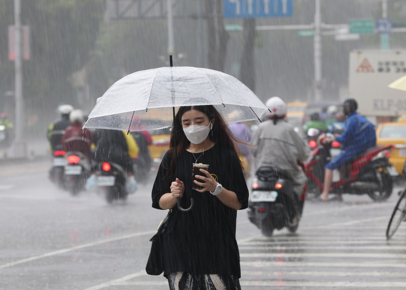 大雨特報地區為台中市、南投縣、雲林縣、嘉義縣、台南市及高雄市。(圖：中央社)