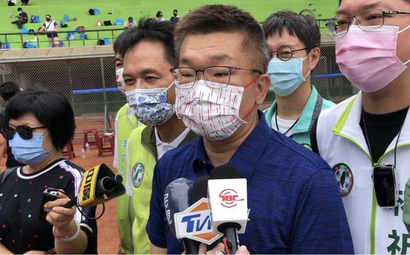 外媒報導美國聯邦眾議院議長裴洛西（Nancy Pelosi）可能抵台訪問；立法院副院長蔡其昌（前，藍衣者）2日受訪表示，目前未接到通知，但裴洛西到台灣的可能性很高，若有成行，竭誠歡迎。 (圖：中央社)