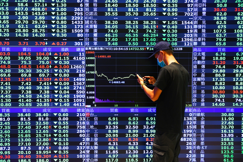 台積電7日在台北股市的股價，一開盤就下殺，拖累大盤指數重挫逾200點。(資料照片/中央社)