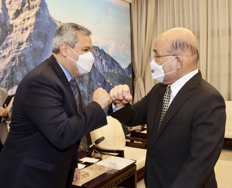 行政院長蘇貞昌（右）2日下午在行政院接見「中美洲銀行（CABEI）總裁摩西訪問團」。(圖：中央社)