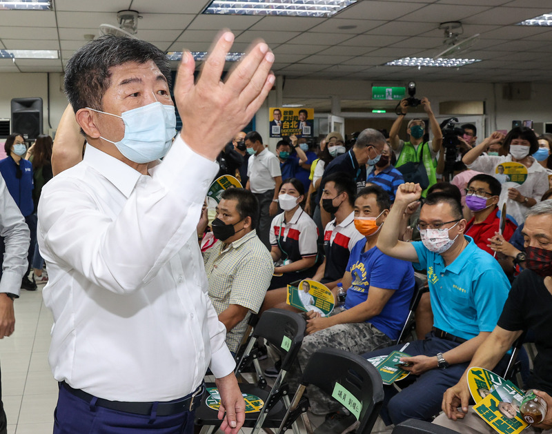 民進黨台北市長參選人陳時中2日到萬華區出席「阿中與你相見歡」活動。並對裴洛西抵台表示，台灣人要對自己的國家有信心。(圖：中央社)