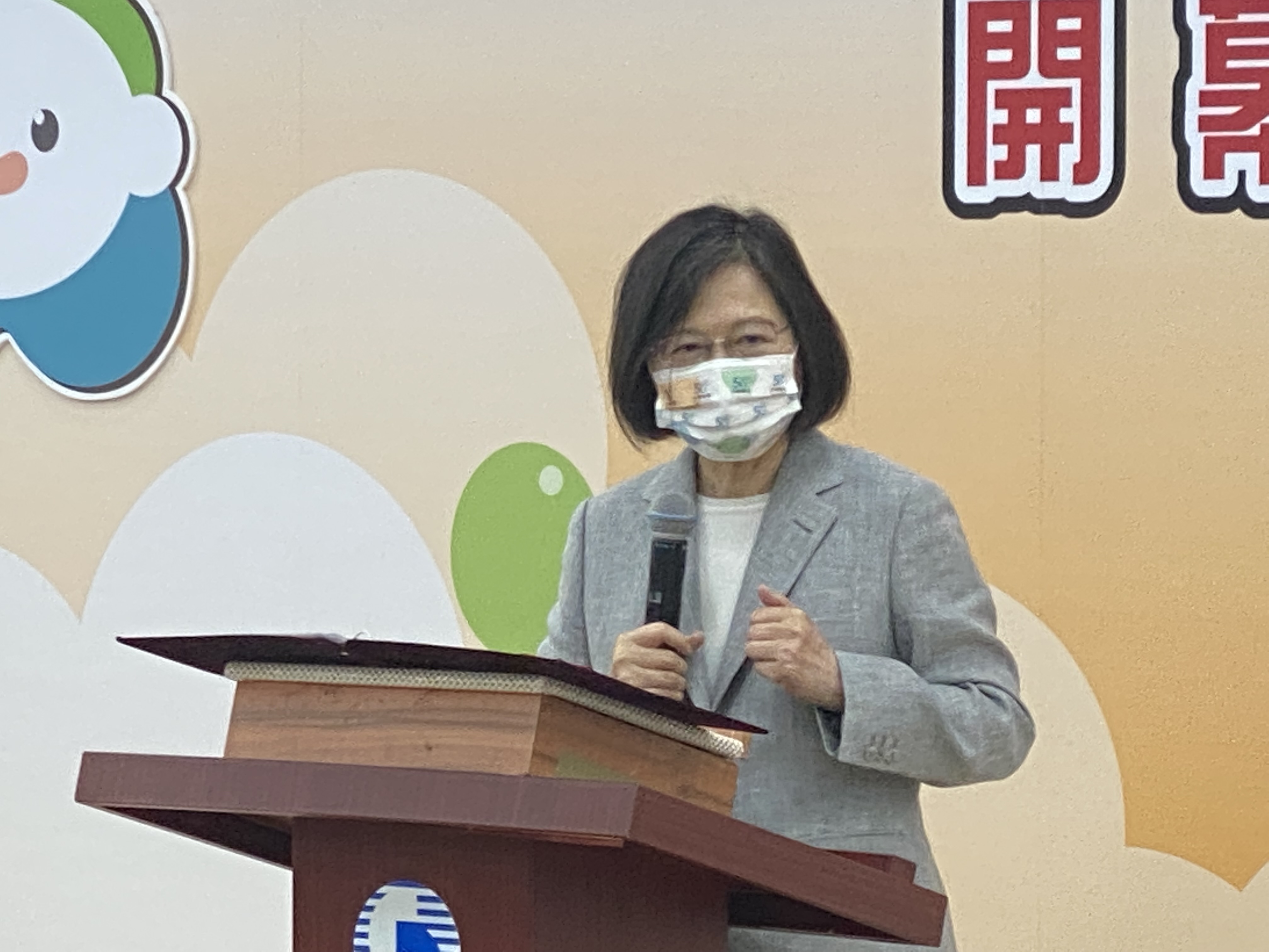 蔡英文總統2日蒞臨「中華電信職場互助教保服務中心」開幕典禮致詞。(吳琍君攝)