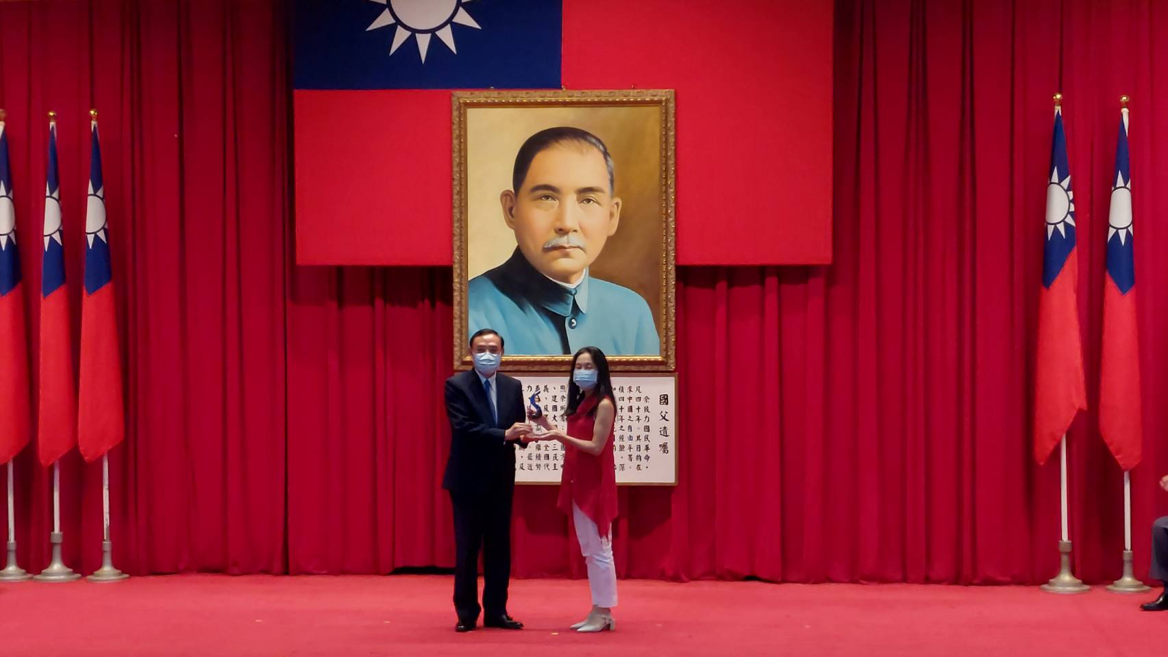 法務部長蔡清祥(左)2日頒獎表揚今年度12位模範廉政人員。(歐陽夢萍 攝)