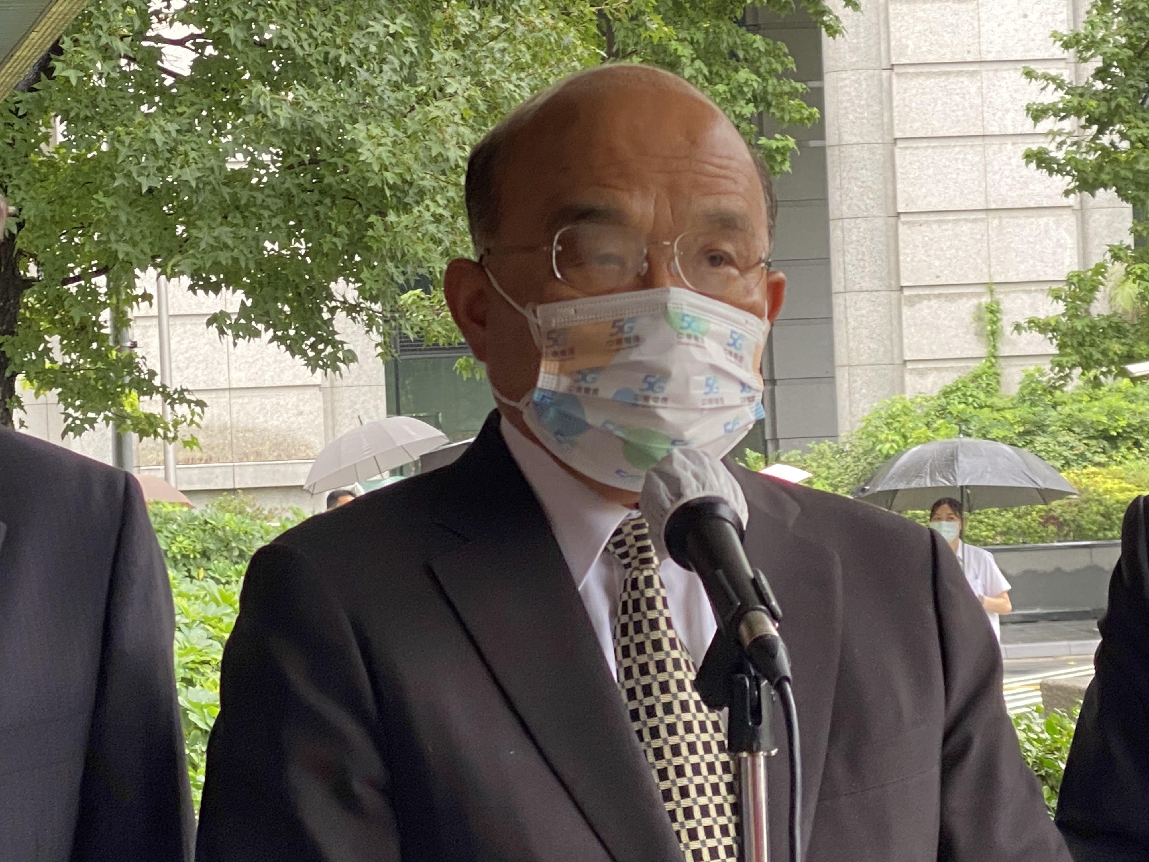 行政院長蘇貞昌2日上午出席「中華電信職場互助教保服務中心」開幕典禮前接受媒體聯訪。(吳琍君攝)