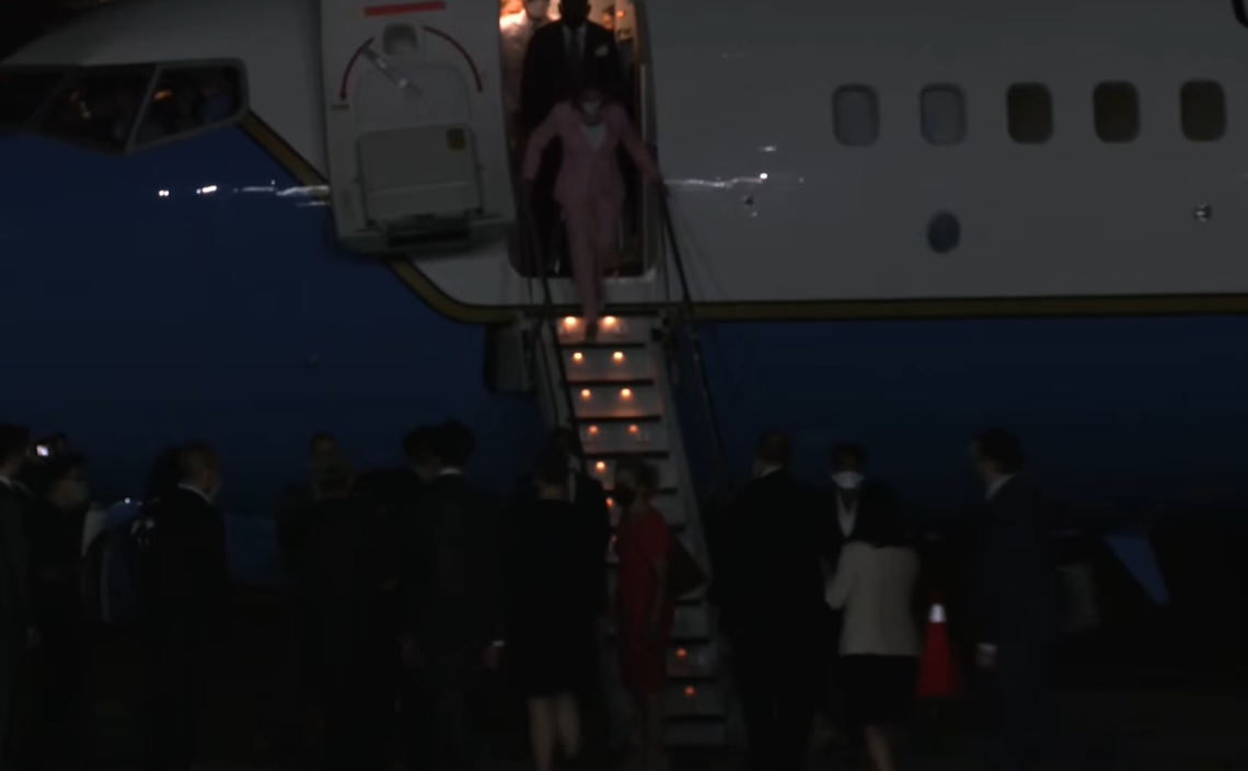 美國聯邦眾議院議長裴洛西搭乘的空軍專機2日晚間10時44分抵達松山機場。(圖擷自外交部直播)