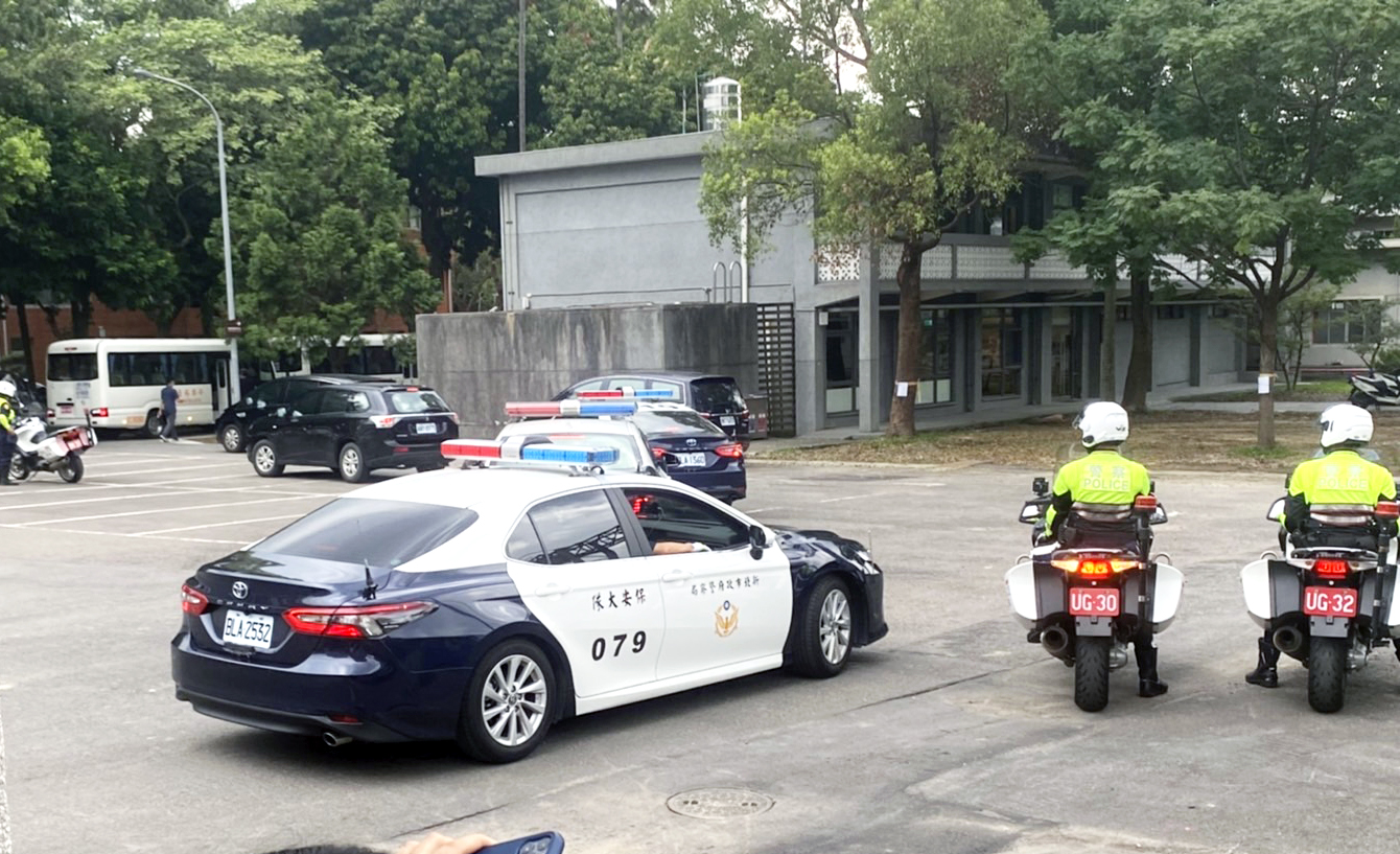 美眾議院議長裴洛西訪團抵達景美人權園區，大批警力出動維安。(林詠青 攝)