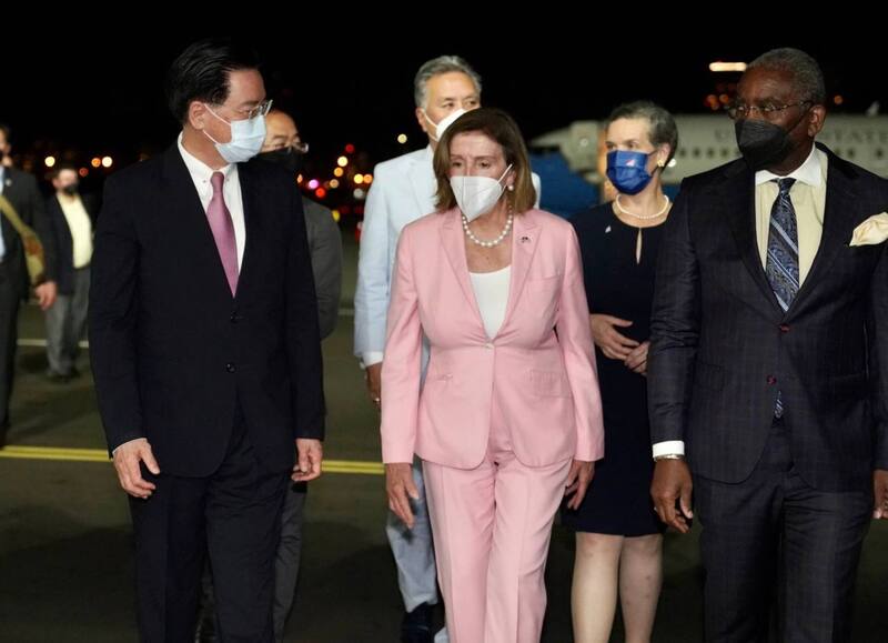 外交部長吳釗燮（前左）代表政府，迎接美國聯邦眾議院議長裴洛西（前中）到台灣訪問。（外交部提供） (圖：中央社)