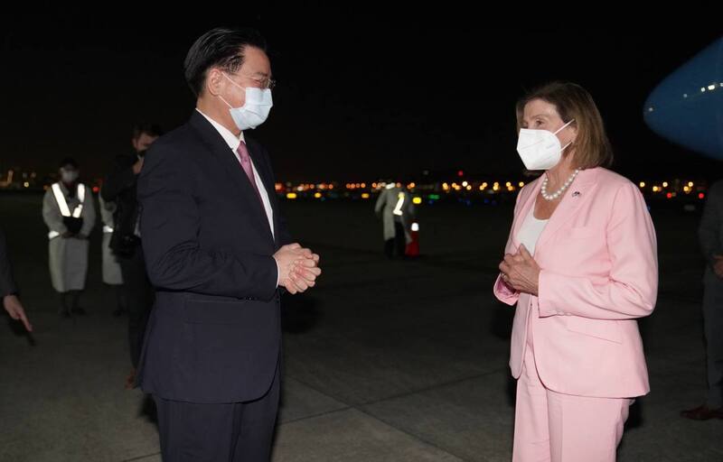 外交部長吳釗燮（左）向美國聯邦眾議院議長裴洛西（右）致意。（外交部提供） (圖：中央社)