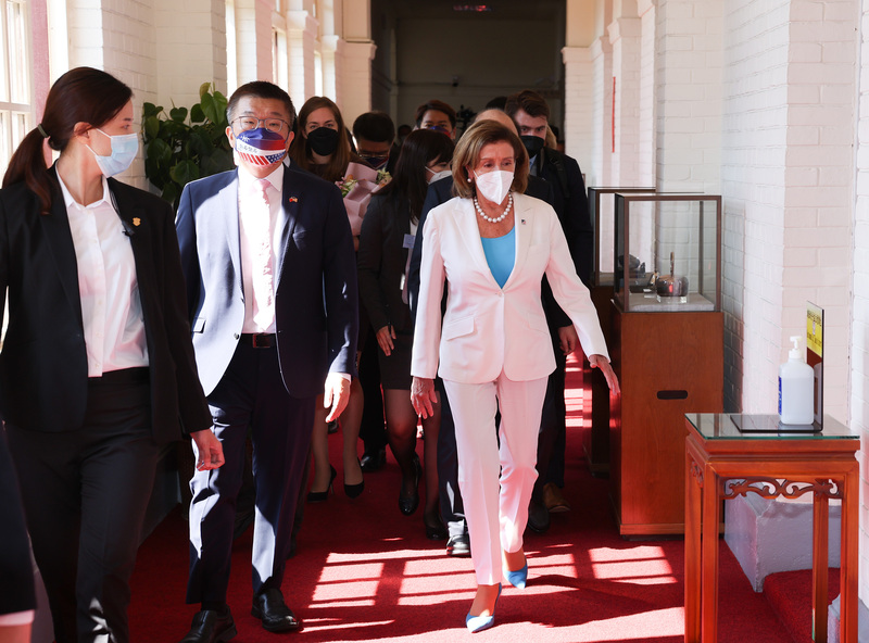 美國聯邦眾議院議長裴洛西（Nancy Pelosi）（前右）3日上午前往拜會立法院，由立法院副院長蔡其昌（前右2）接見。(圖：中央社)