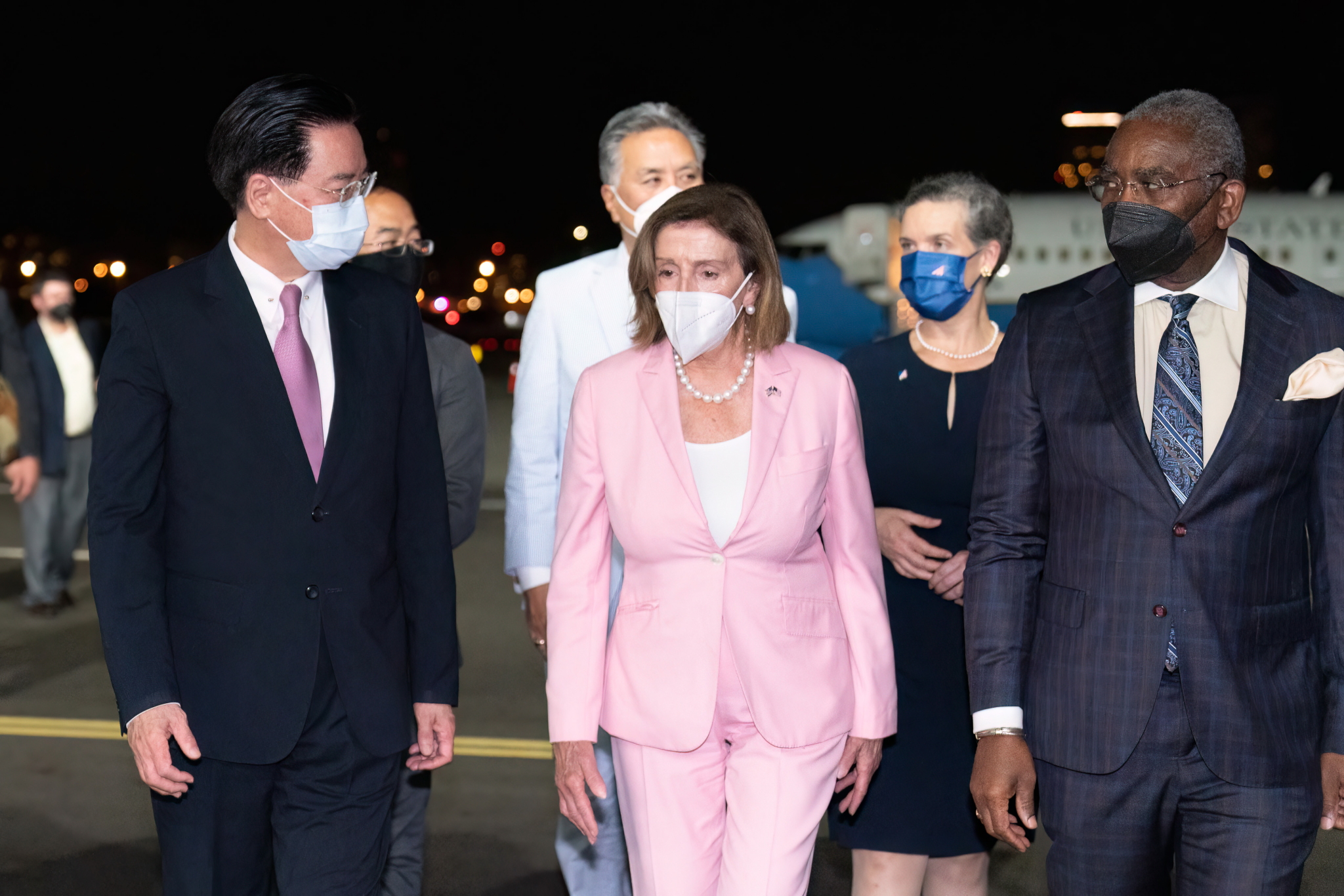 美國聯邦眾議院議長裴洛西(前中)一抵達台灣，華郵便刊出她的投書。圖為我外交部長吳釗燮（前左）代表政府，迎接裴洛西到台灣訪問。（外交部提供）