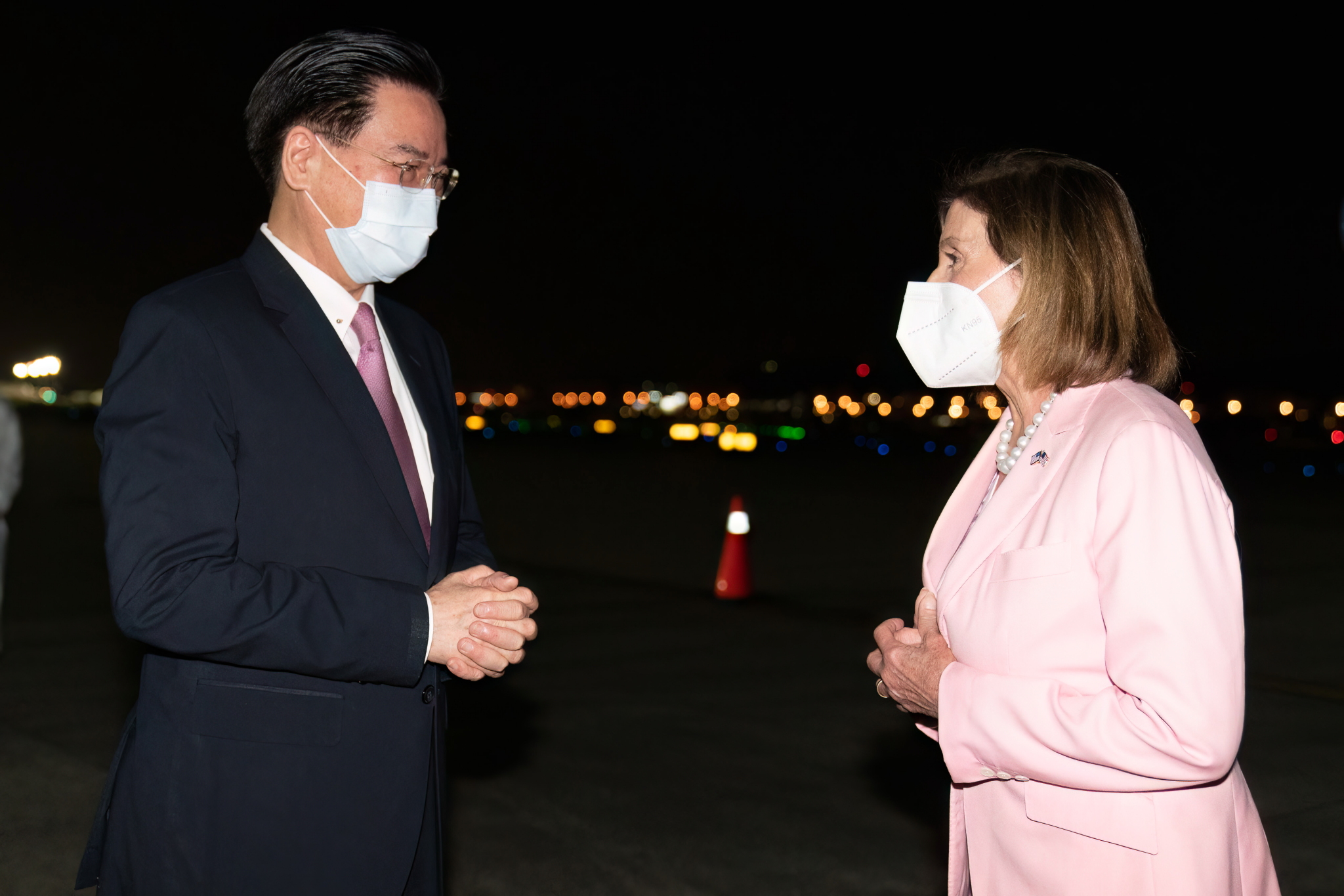 外交部長吳釗燮（左）向美國聯邦眾議院議長裴洛西（右）致意。（外交部提供）