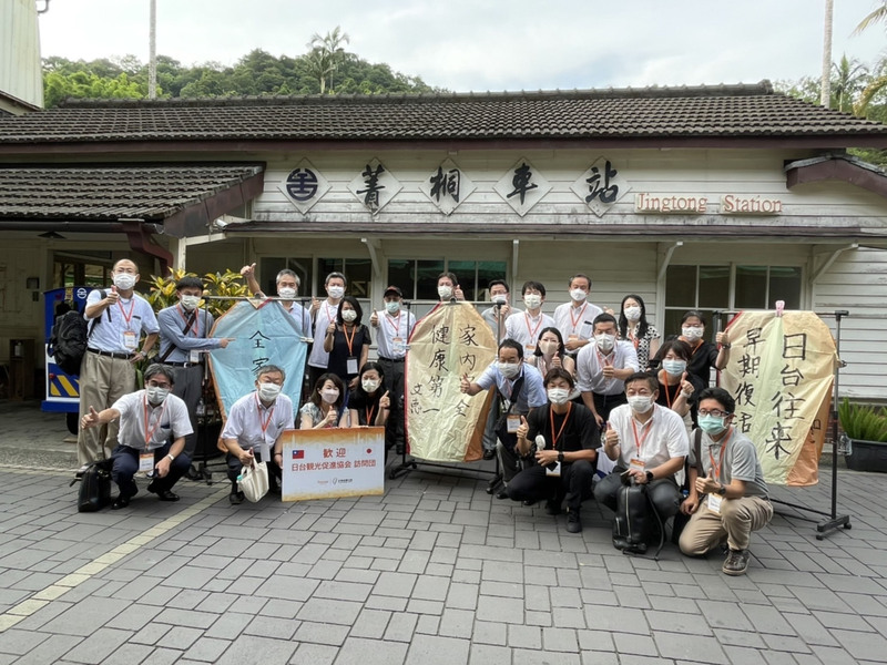 交通部觀光局邀請的日本觀光踩線團由旅遊業者組成，4天踩線行程外，並與觀光局、台灣旅遊業者座談，3日搭機返回日本。圖為採線團走訪平溪放天燈。（觀光局提供） (圖：中央社)