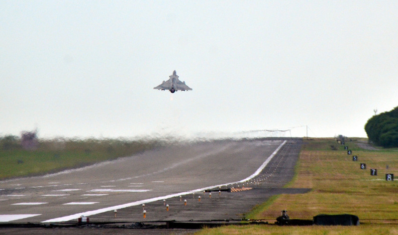 空軍台東志航基地幻象2000和F5戰機4日早上陸續掛彈升空；空軍表示是例行性訓練，與中共解放軍在台灣東部海域軍演無關。圖為幻象戰機起飛。 (圖：中央社)