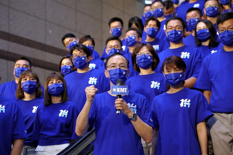 國民黨主席朱立倫（前右2）4日出席青年議員暨鄉鎮市長候選人推介會，並接受媒體訪問。 (圖：中央社)
