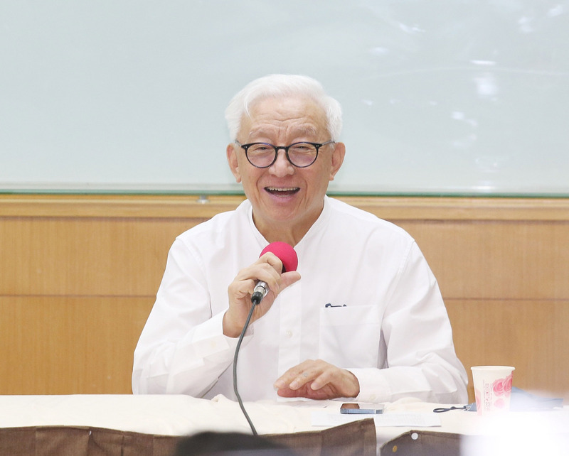 聯電榮譽董事長曹興誠（圖）5日召開記者會宣布，捐出新台幣30億元加強國防，將用於資助、獎勵個人或團體推動國防教育等，加強認知戰、心理戰與輿論戰。(圖：中央社)