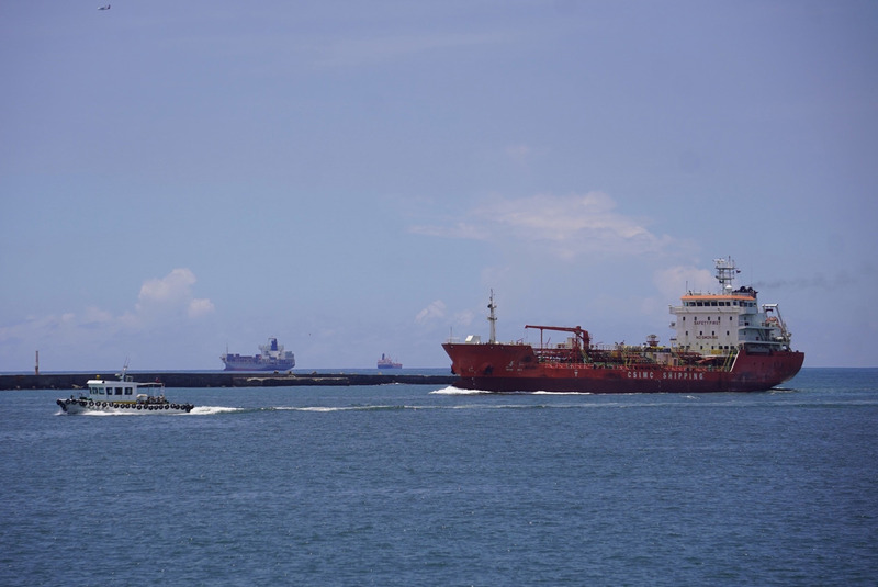 今天(5日)為避開中共軍演，距西南演訓地點較近的商船進入高雄港休息。(圖：中央社)