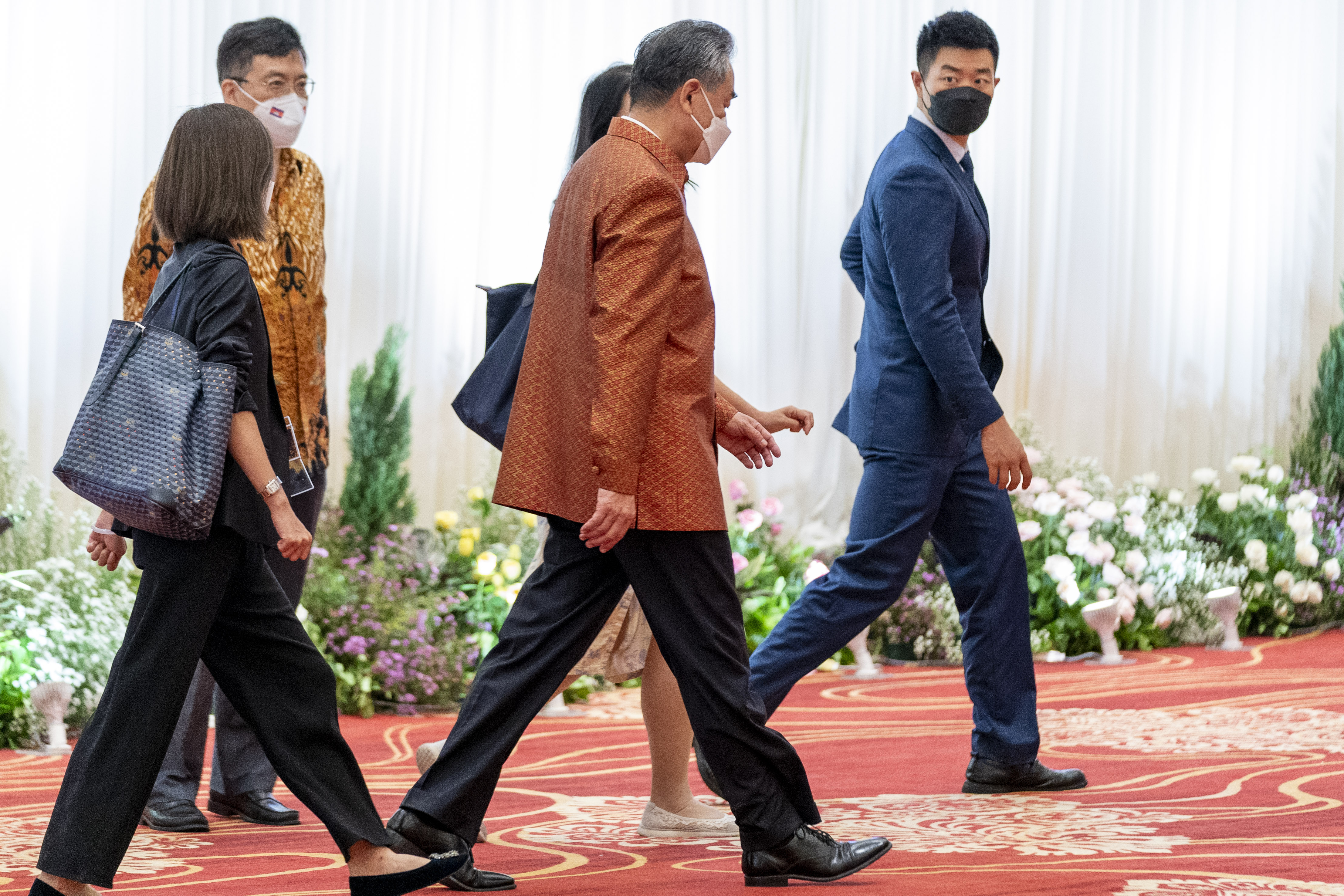 中國外長王毅4日在東協高層會議的晚宴開始前突然離場。 (AFP)
