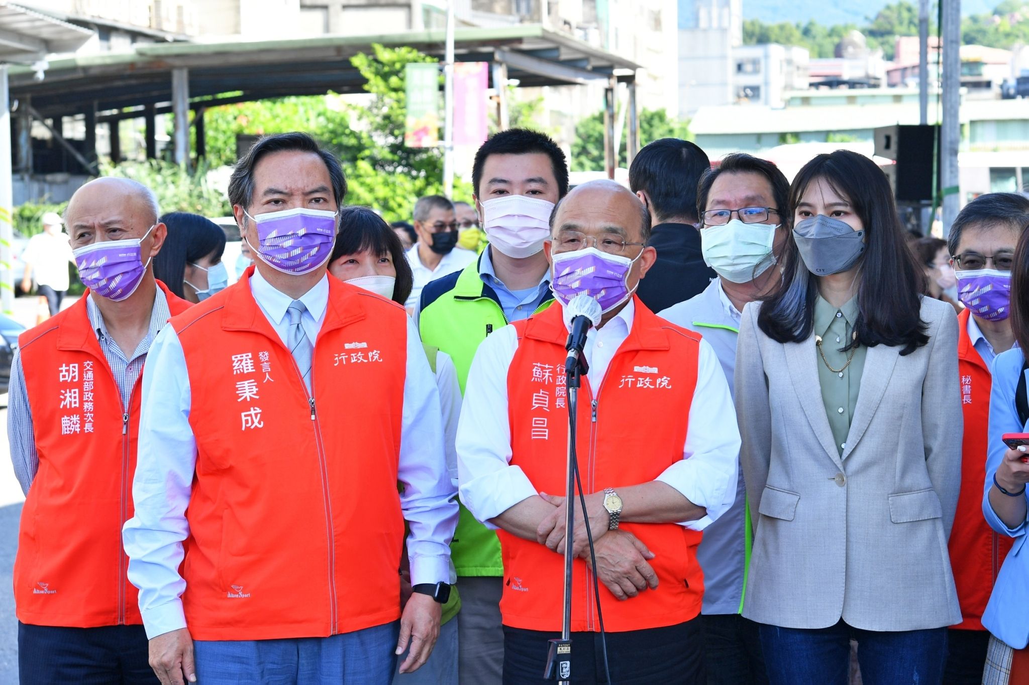 解放軍4日起在台灣周邊海域軍演，行政院長蘇貞昌5日表示，隔壁惡鄰耀武揚威，世界都予以譴責。(行政院提供)