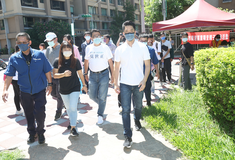 國民黨台北市長參選人蔣萬安（前右）6日出席南港區重陽里「父親節暨親子環保活動」，並接受媒體聯訪。 (圖：中央社)